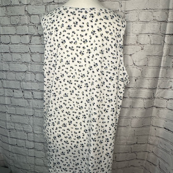 P.S. Kate white and blue floral feminine tank with pocket. Size 2X - Picture 7 of 10